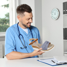 Lade das Bild in den Galerie-Viewer, OrthoLuna  - orthopädische schmerzlindernde Sandalen für mehr Komfort - Sonderaktion 1+1 Gratis
